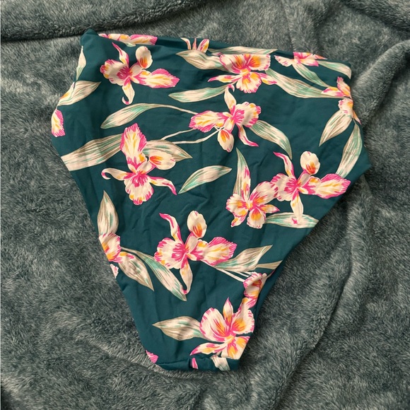 Fashion Nova floral swim set - Picture 4 of 4